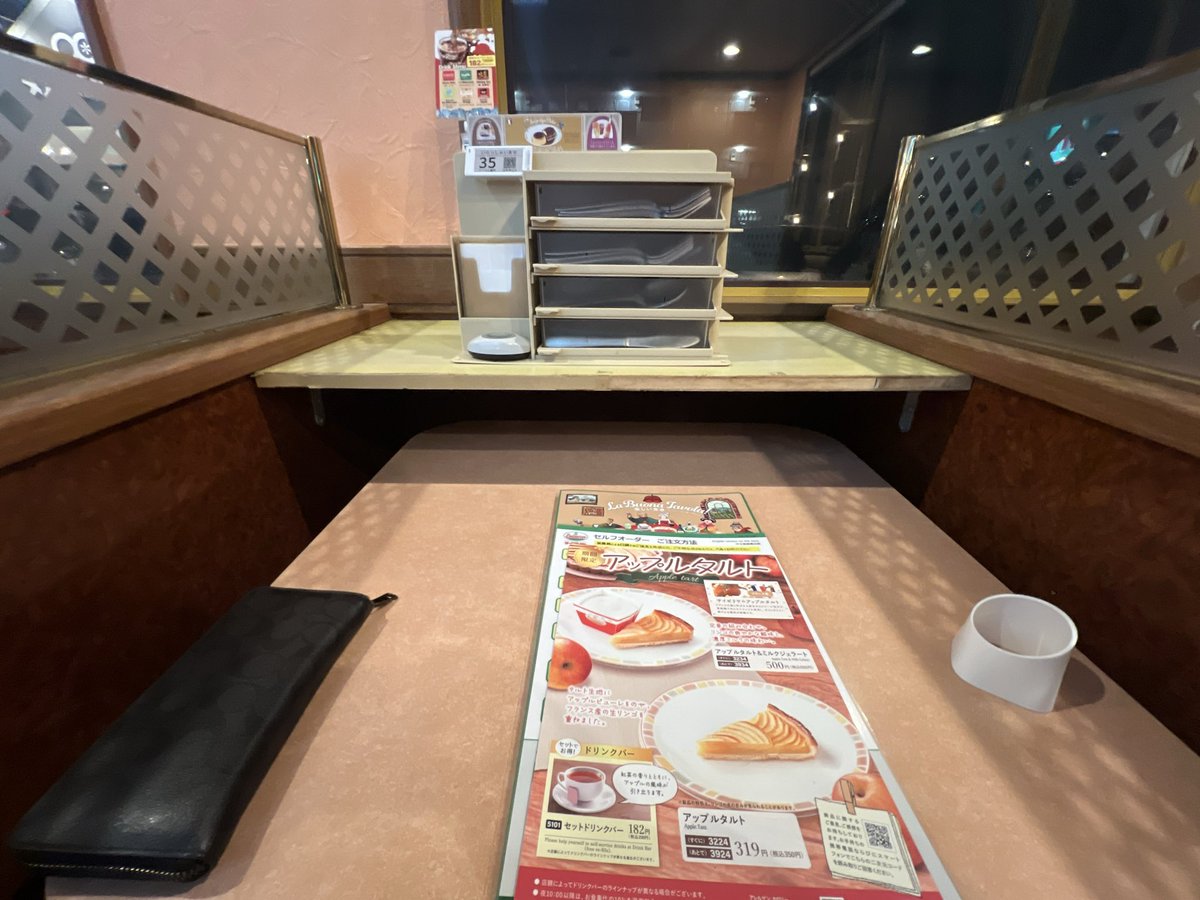 単騎でサイゼきたら「お1人用の席でしたらすぐご案内できますが？」とのことなんで、快諾したら味集中カウンター通されてびっくり

こういうパターンの席もあるんや