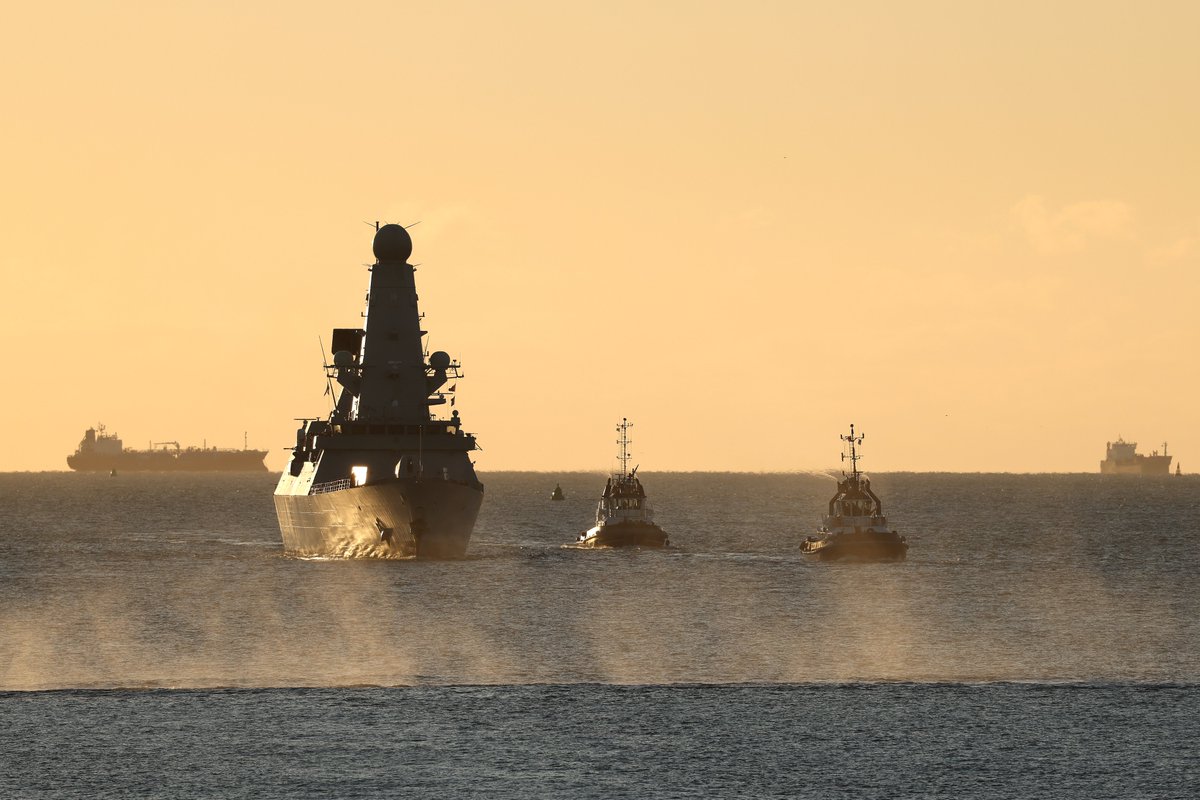 Royal Navy tweet media