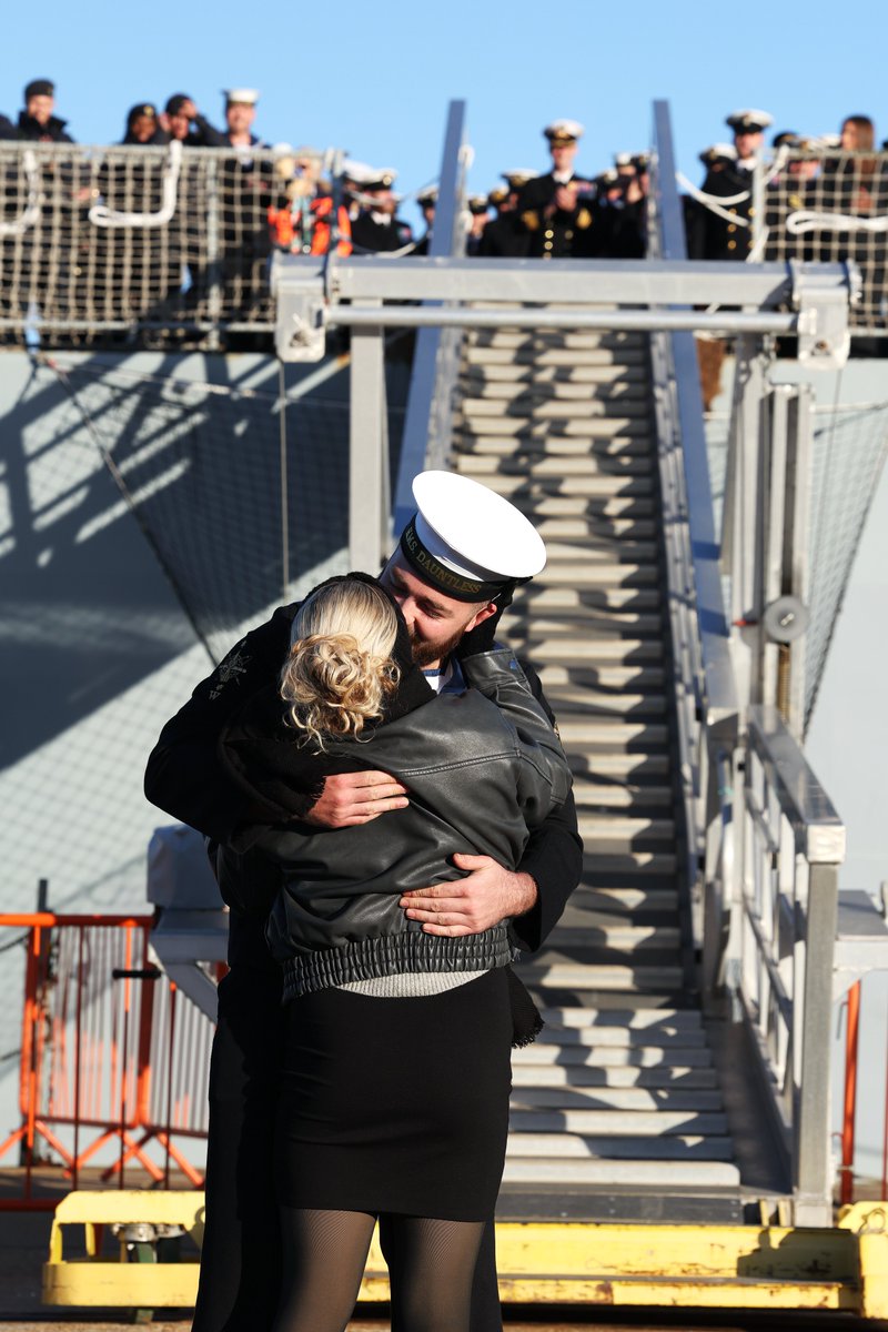 Royal Navy tweet media