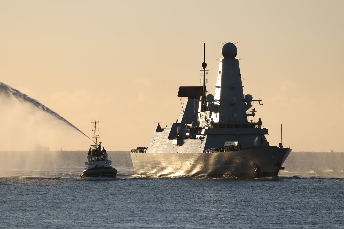 Royal Navy tweet media