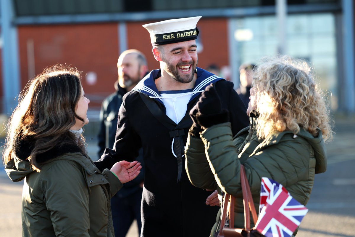 Royal Navy tweet media