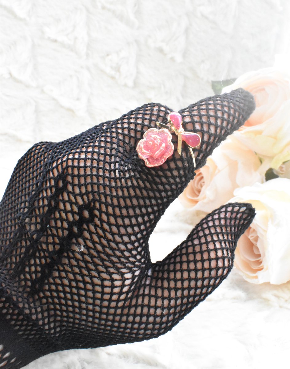 Waltz_with_Psyc's tweet image. #運命のアクセサリーは突然に
#365DIYtheme

赤の薔薇の花言葉は「愛情、情熱、美、あなたを愛しています」
白の薔薇の花言葉は「純潔、尊敬、私はあなたにふさわしい、真実の愛」

さらに、1輪の薔薇には「ひとめぼれ」という意味が込められています。

こちらはシリーズ化していきます🥀✨