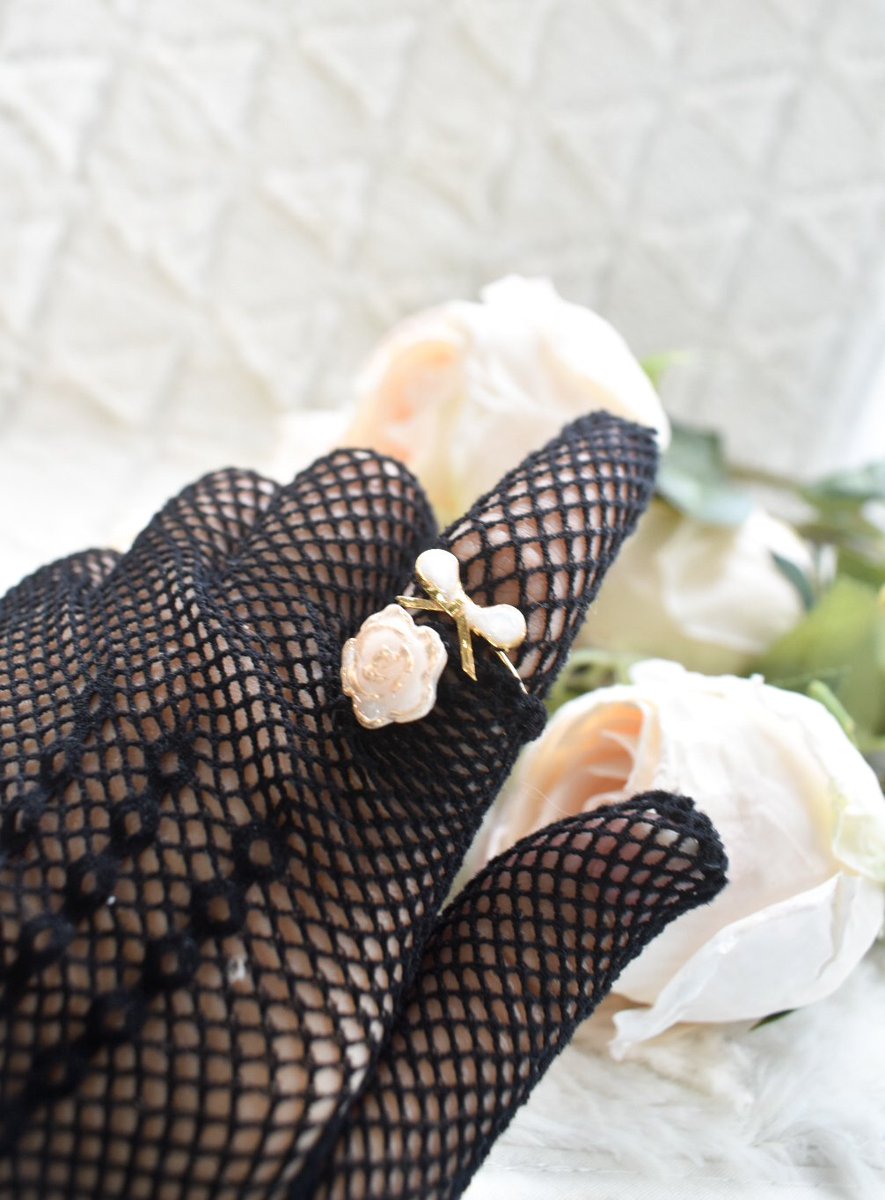 Waltz_with_Psyc's tweet image. #運命のアクセサリーは突然に
#365DIYtheme

赤の薔薇の花言葉は「愛情、情熱、美、あなたを愛しています」
白の薔薇の花言葉は「純潔、尊敬、私はあなたにふさわしい、真実の愛」

さらに、1輪の薔薇には「ひとめぼれ」という意味が込められています。

こちらはシリーズ化していきます🥀✨