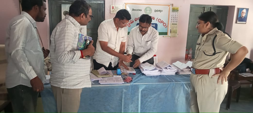 MBNRpolice's tweet photo. Koyalakonda: In view of the upcoming local body elections, District SP D. Janaki reviewed special security arrangements today and inspected key areas under Koyalakonda Police Station limits. #Mahabubnagar #TelanganaPolice
1/5 https://t.co/KcqqcBA6GX