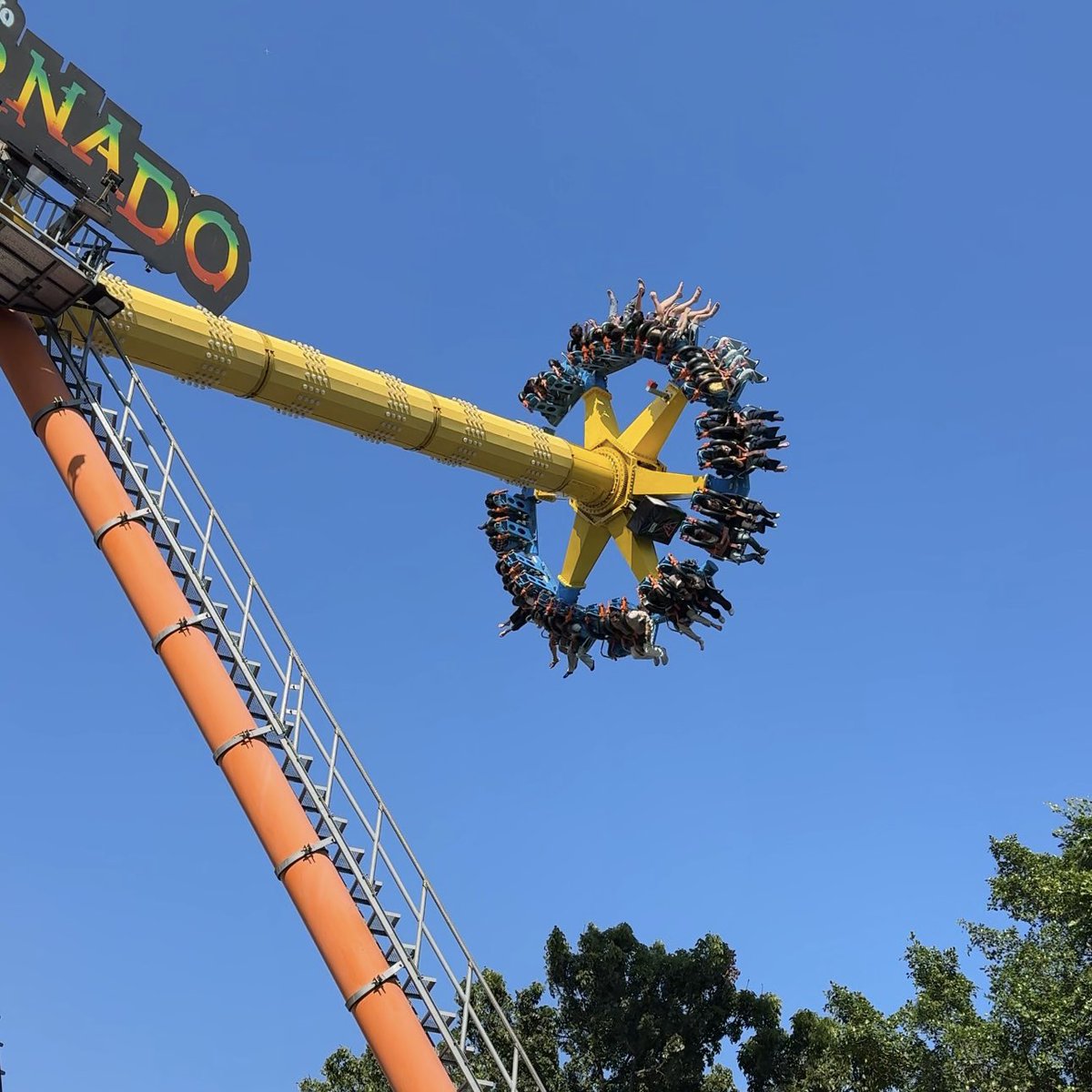 เล่นจนพี่พนักงานถามว่า "กลับมาอีกแล้วหรอเดกุ " พร้อมเปิดเพลงมายฮีโร่รอบสุดท้าย  5555555648565