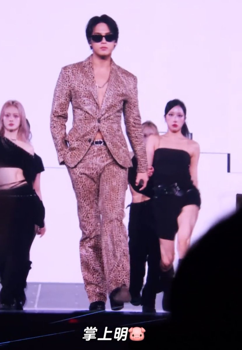 wonubliss's tweet image. mingyu’s shake it off fit today!