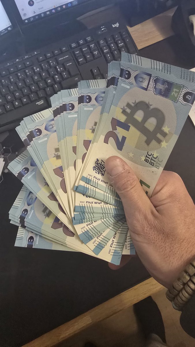 Max_Metis's tweet image. À CryptoXR on n’oublie pas que l’on accepte QUE CE TYPE DE CASH 💸🧽

Les vrais reconnaîtront la ref 😂😂😂 
les autres… ben ils paieront en euros comme des noobs 😅

#CryptoXR #CXR #PaiementEnBilletsSales #IYKYK