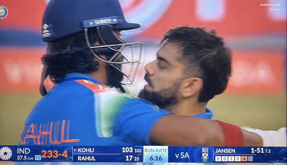 dasjy0tirmay's tweet image. KL Rahul Hugging VIRAT KOHLI 🥹❤️