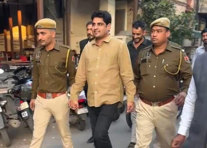 राजस्थान विश्वविद्यालय में लोकतांत्रिक आवाज़ उठाने वाले NSUI कार्यकर्ताओं पर भाजपा सरकार द्वारा की गई तानाशाही पूर्ण कार्रवाई निंदनीय है। RSS के शस्त्र पूजन कार्यक्रम का शांतिपूर्ण विरोध करने पर हमारे 9 साथियों पर झूठे मुकदमे थोपकर जेल भेजा गया जो 17 दिनों बाद हाईकोर्ट से जमानत