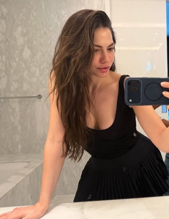 o ayna selfiesine bağımlı ben ise kendisine 😉😘
#DemetÖzdemir