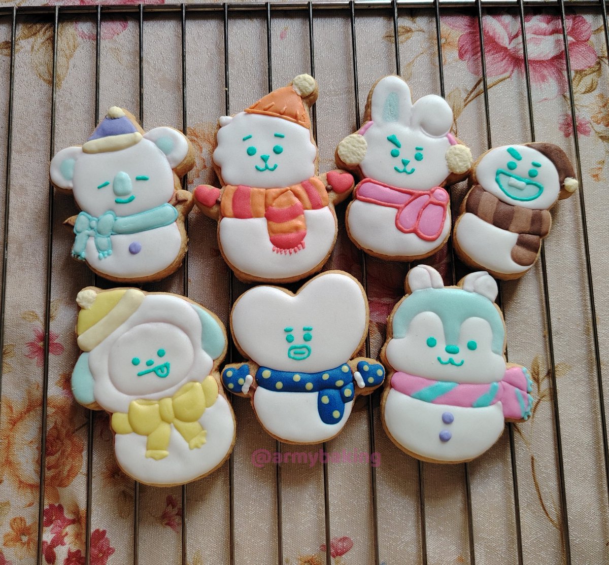 Beesuan2's tweet photo. It's the winter festival season again❄️☃️✨

If you are interested, pls dm me through IG ya, cause sometimes I didn't get notice from this app😅

#bts #bt21 #btscookies #bt21cookies #bts2025 #icingcookie #xmascookie #xmas #xmasicingcookies #xmasgift #xmas2025 #christmas https://t.co/HVR1VPb4I6