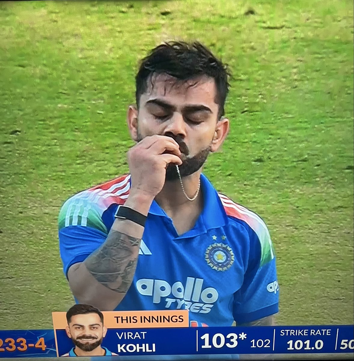 Rahulkhub_Rk's tweet photo. Vintage Virat Kohli 🙌🏻🙇🏻👑 @imVkohli 

#ViratKohli #INDVSSAODI https://t.co/J3OIYVGEid