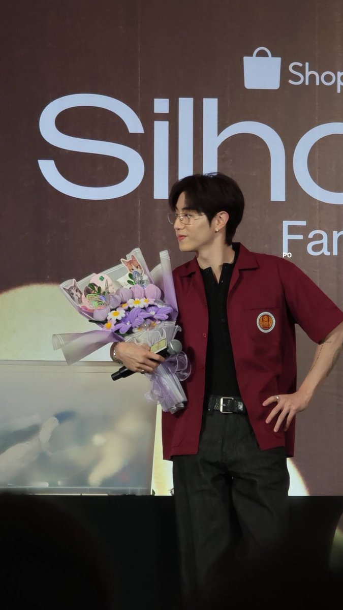 auiing01's tweet photo. ฟีลพี่วิศวะปี 4 เอาดอกไม้ไปง้อแฟนมาก ก็นะ แฟนฮีงอนประกาศกลางคอนขนาดนั้น 🫣🫣

MARK TUAN SILHOUETTE FANSIGN
#ShopeexMarkTuanEvent https://t.co/gJnqJ0Bfi5
