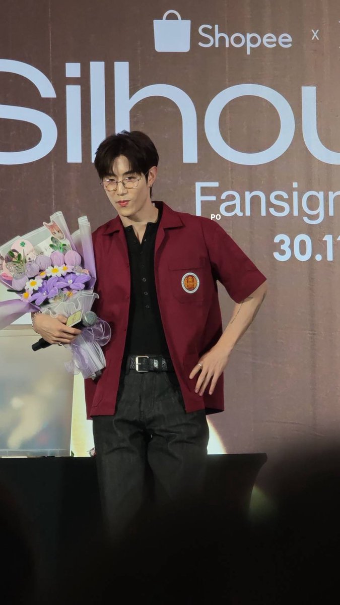 auiing01's tweet photo. ฟีลพี่วิศวะปี 4 เอาดอกไม้ไปง้อแฟนมาก ก็นะ แฟนฮีงอนประกาศกลางคอนขนาดนั้น 🫣🫣

MARK TUAN SILHOUETTE FANSIGN
#ShopeexMarkTuanEvent https://t.co/gJnqJ0Bfi5