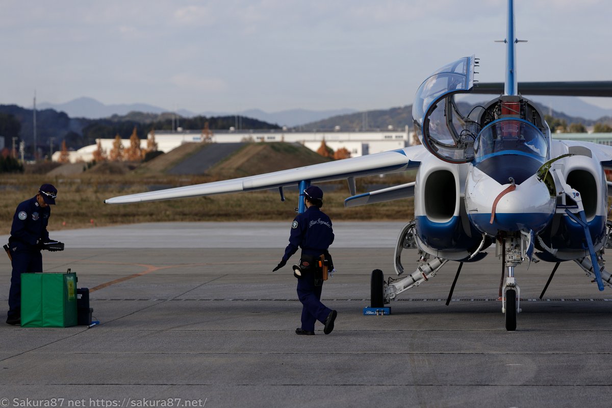 ブルーインパルス（T-4）って静止だと斜めから撮ったのが人気だけど