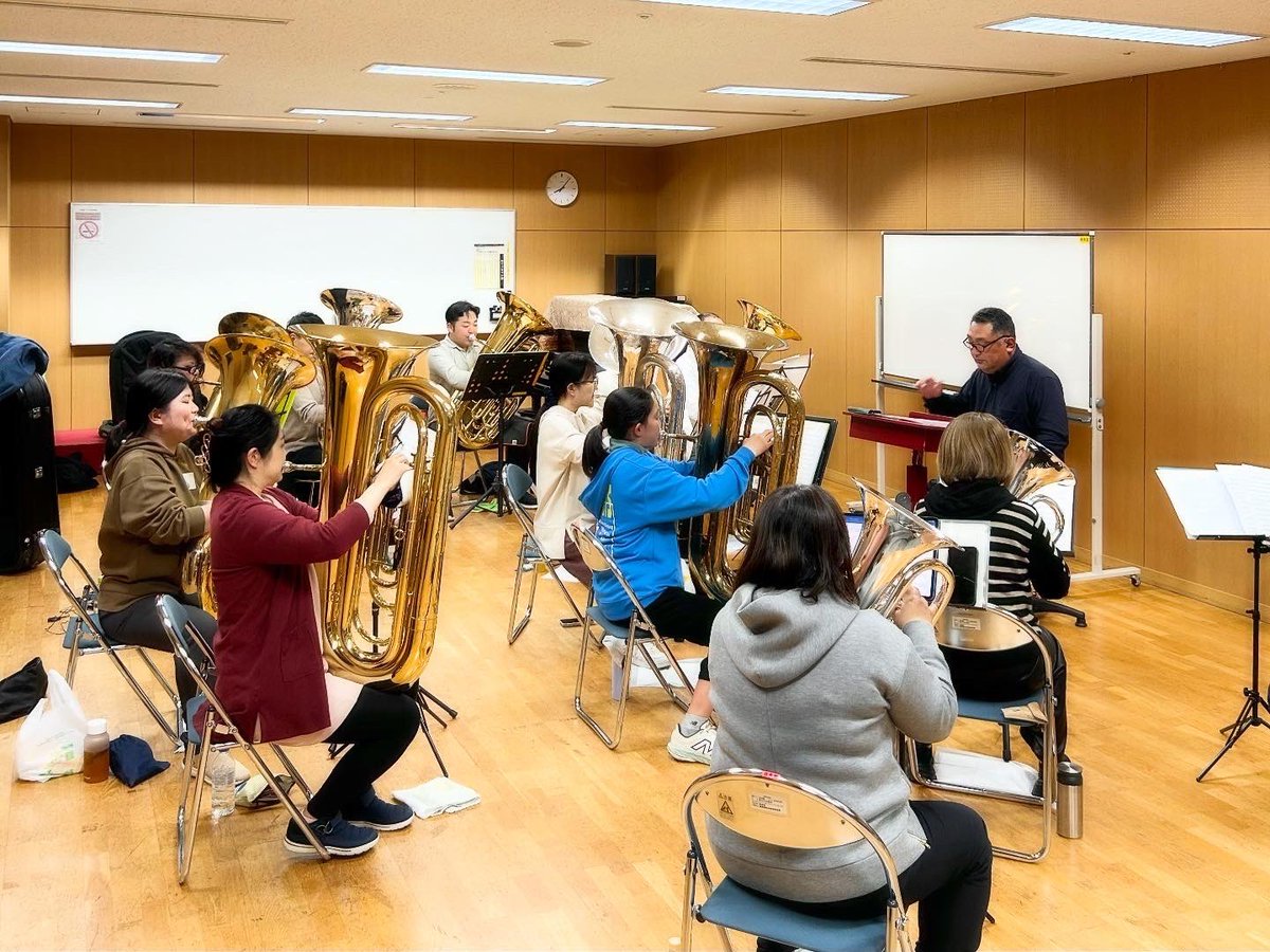 tubaxmasfukuoka's tweet photo. 昨日は事前練習を行いました!
みんなで譜読みをしながら、JETA提供のバリチュー四重奏アレンジ曲をサクッと合奏🎅🏻❤️🎶
来週はいよいよ本番⛄️❄️
まだまだ駆け込み参加者募集中です🎄✨
#チューバクリスマス2025
#tubachristmas
#チューバ #ユーフォニアム https://t.co/hCIKGc7i2y