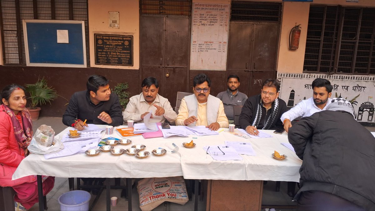 Sanjeevsangam01's tweet photo. आज आर्य कन्या पाठशाला इंटर कॉलेज, मुजफ्फरनगर में वार्ड-49 हेतु SIR वोटर रजिस्ट्रेशन कैंप सफलतापूर्वक संपन्न हुआ।  
राज्यमंत्री श्री कपिल देव अग्रवाल जी ने कार्यकर्ताओं व मतदाताओं का उत्साहवर्धन किया।  
हर वोट मायने रखता है — आइए, लोकतंत्र को मजबूत बनाएं! 🇮🇳🗳️  
#SIRCAMP #VoterRe https://t.co/145gCjTCT4