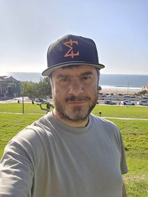 Miden
<a href="/0xMiden/">Miden</a>
又甩出一个硬信号。测试网刚更新的 Rust 编译器 + 原生多签，直接把隐私链的“能用感”拉满。

隐私赛道之前一直卡在两大痛点：开发工具基本为零、上手门槛劝退。你让 Solidity/Rust 开发者去手搓冷门汇编，还没多签工具，机构根本不敢入场。

这次更新算是精准破局。Rust