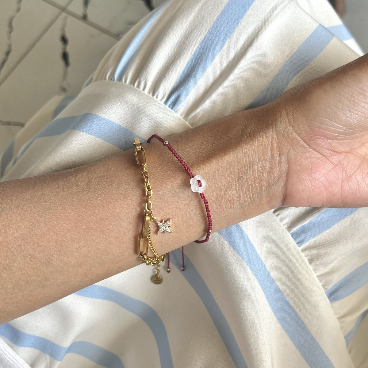 กำไลดอกเหมยอันนี้ดีเทลน่ารักมาก เส้นสีแดงจี้ดอกเหมยสีขาว เสริมพลังให้โชคดี 5 ด้าน มูแบบดูไม่ออก🌸ยิ่งใส่คู่กับสร้อยข้อมือเส้นสีทอง พอดีกันมากจี้คอลพิเศษ ใส่สองเส้นแล้วข้อมือดูเสริมลุคขึ้นเยอะเลย แมทชุดง่ายมาก ใส่โดนน้ำได้ ไม่ลอกไม่ดำ เป็นอีกแบรนด์ไทยที่อยากแนะนำเลย ✨