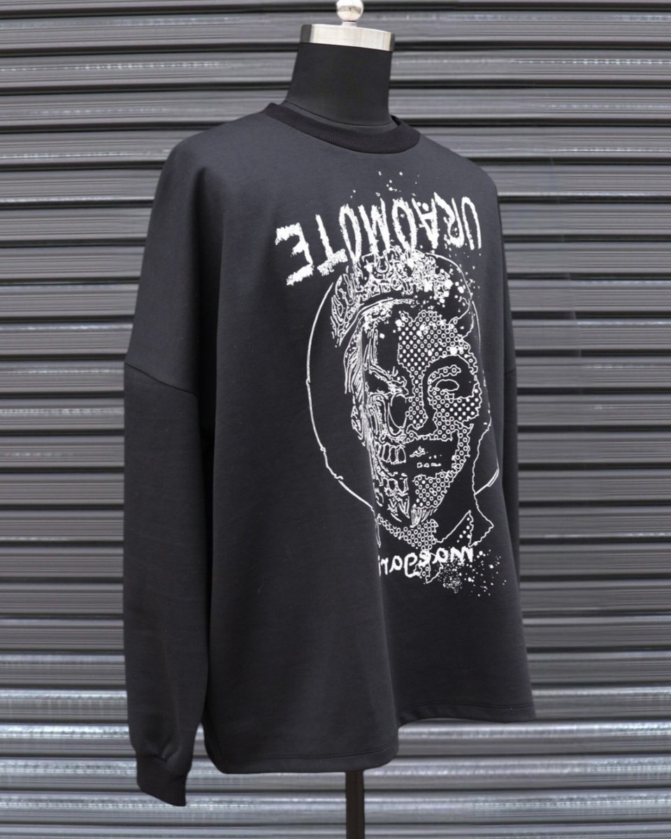 fal_official's tweet photo. 【NEW RELEASE】

★FA-A-202411SW-B
「URAOMOTEスウェット（ブラック）※全サイズ合計で50枚限定」
¥25,300  (税込)

https://t.co/qCAozwRVWW

【Regular item】

アイテムカテゴリー：アパレル
サイズ展開：M・L・XL

説明：
▮右側がアナーキースマイル、左側が悪魔の顔をもつデザイン。
▮二面性ではなくあえて裏表としているのは、自分が認識している自分とその裏側にある無意識な自分をどちらも“自身”と捉えて受け入れることで、自己受容と苦難を楽しみながら前に進む様を表現している。
▮アナーキースマイルは線で描かれているのに対し、悪魔はドットで描かれており、その対比が面白い。
▮デザインの上下にドロッピング柄をおりまぜることで、感情やエネルギーの動きが感じられる。
▮バックスタイルは裾にワンポイントでクラウンロゴとF.A.Lの新名称『Foo.All.Laugh』をプリント。
▮フロントのプリントは白一色に対し、バックプリントのブランド名には虹をイメージしたカラーを採用。
▮25周年を機に新名称に改名したF.A.Lの、新しい提案や変わっていく面白さを表現し手に取る人に楽しんでもらいたい。
▮ボディーは型紙を一から考案し作られた、F.A.L完全オリジナルボディーを使用。
▮生地もダンボールニットを採用し環境にも配慮された生地で、型からデザイン、生産全てが日本製というハイクオリティなスウェット。
▮フロントデザイン、バックデザイン：YOSHIYUKI YAMAMOTO

#fal #silver #スウェット #パンクファッション