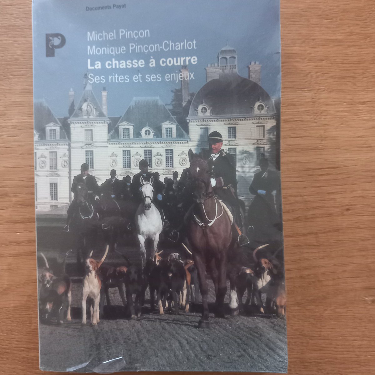 A_Moatti's tweet image. #VendrediLecture &apos;La Chasse à courre. Ses rites et ses enjeux&apos; (1993, nb. rééditions dont Poche Payot 2003 ou 2018), par Michel &amp;amp; Monique Pinçon-Charlot.
Une enquête de terrain rigoureuse sur la vénerie, à l&apos;encontre d&apos;idées reçues, un livre remarquablement équilibré. Chapeau.