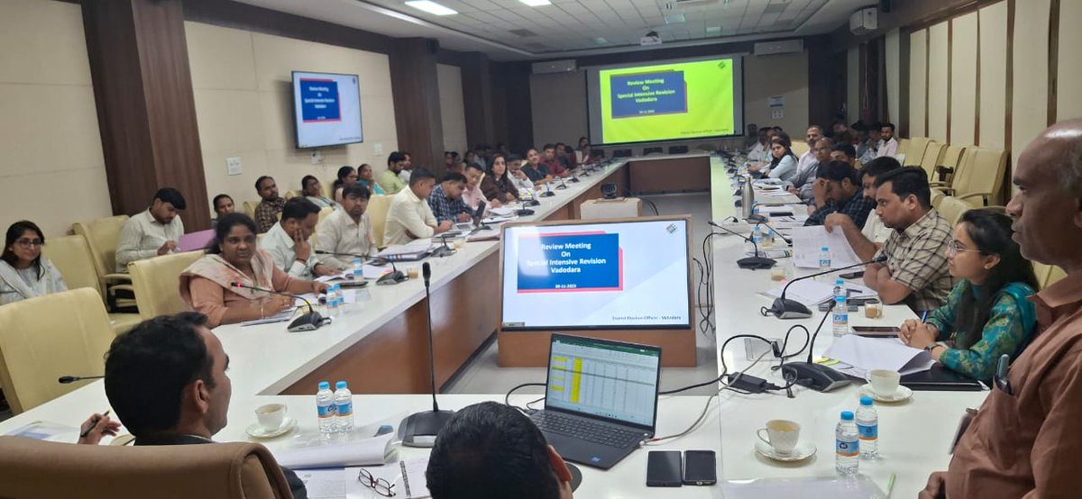 ચૂંટણી પંચના સચિવ શ્રી અશ્વિની કુમારે મતદાર નોંધણી અધિકારીઓ સાથે યોજી બેઠક.
<a href="/CollectorVad/">Collector & DM Office Vadodara</a>