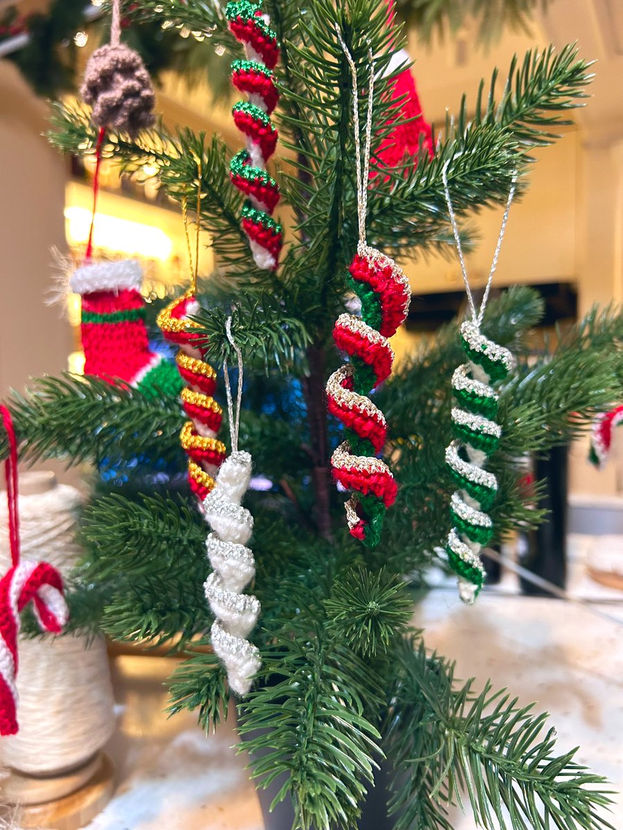 hikijooo's tweet photo. update on the ornaments ✨ made a candle with the i-cord method, a 🍄 toadstool that i had no plan going in so it ended up a little too big 😂 and lots of wind spirals that remind me of crystal ornaments my mom used to put up when i was younger 🎄💙 https://t.co/yl4iPyI5w5