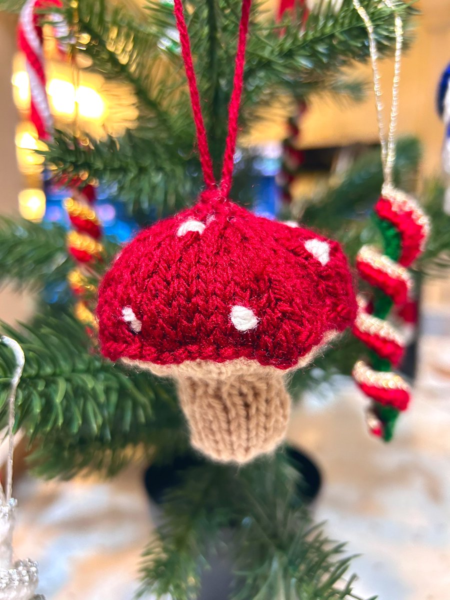 hikijooo's tweet photo. update on the ornaments ✨ made a candle with the i-cord method, a 🍄 toadstool that i had no plan going in so it ended up a little too big 😂 and lots of wind spirals that remind me of crystal ornaments my mom used to put up when i was younger 🎄💙 https://t.co/yl4iPyI5w5