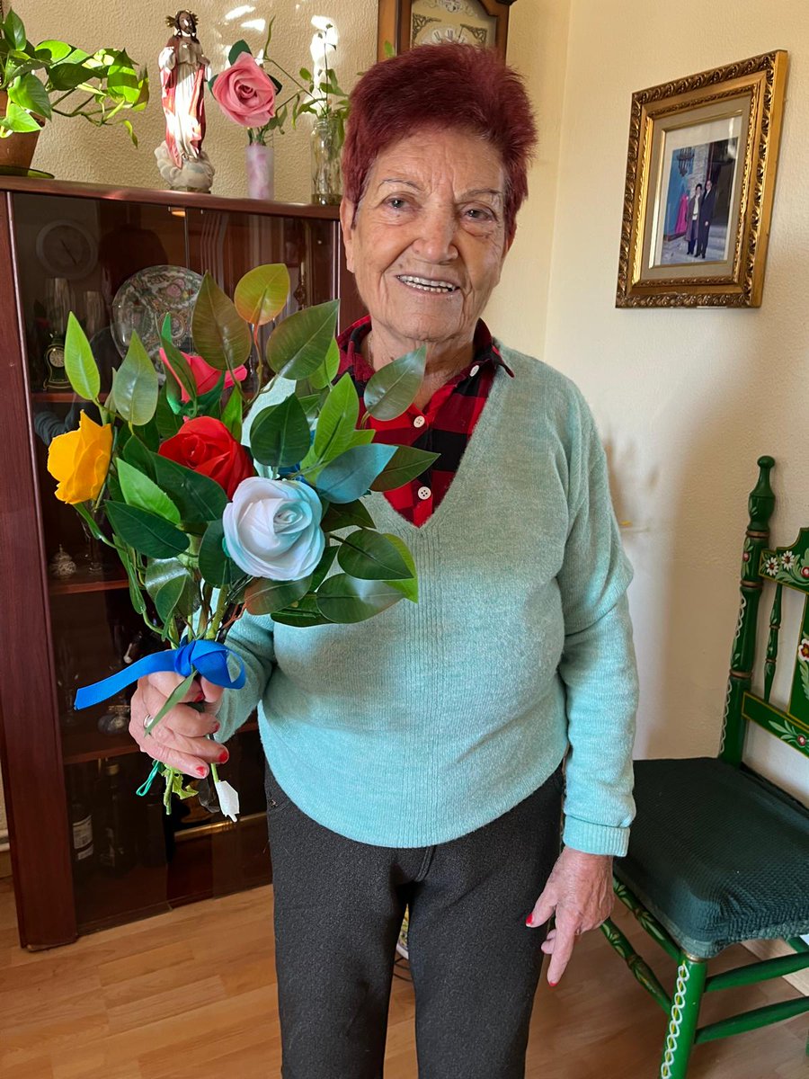 ENREDADAS DE VERDAD 💐
Hoy os compartimos una foto de Mary, voluntaria de mayores y Ana, participante del proyecto de Enrédate que fomenta la red social entre personas mayores y paliar la soledad no deseada. 
¡Y es que ser voluntaria de Cruz Roja mola mucho! ❤️