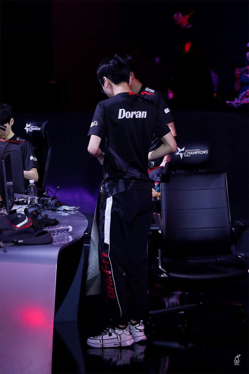 strawberrydoran's tweet image. lck is having a tiny waist off