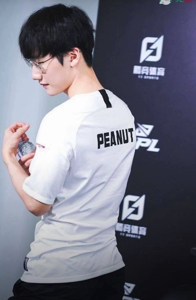 strawberrydoran's tweet image. lck is having a tiny waist off