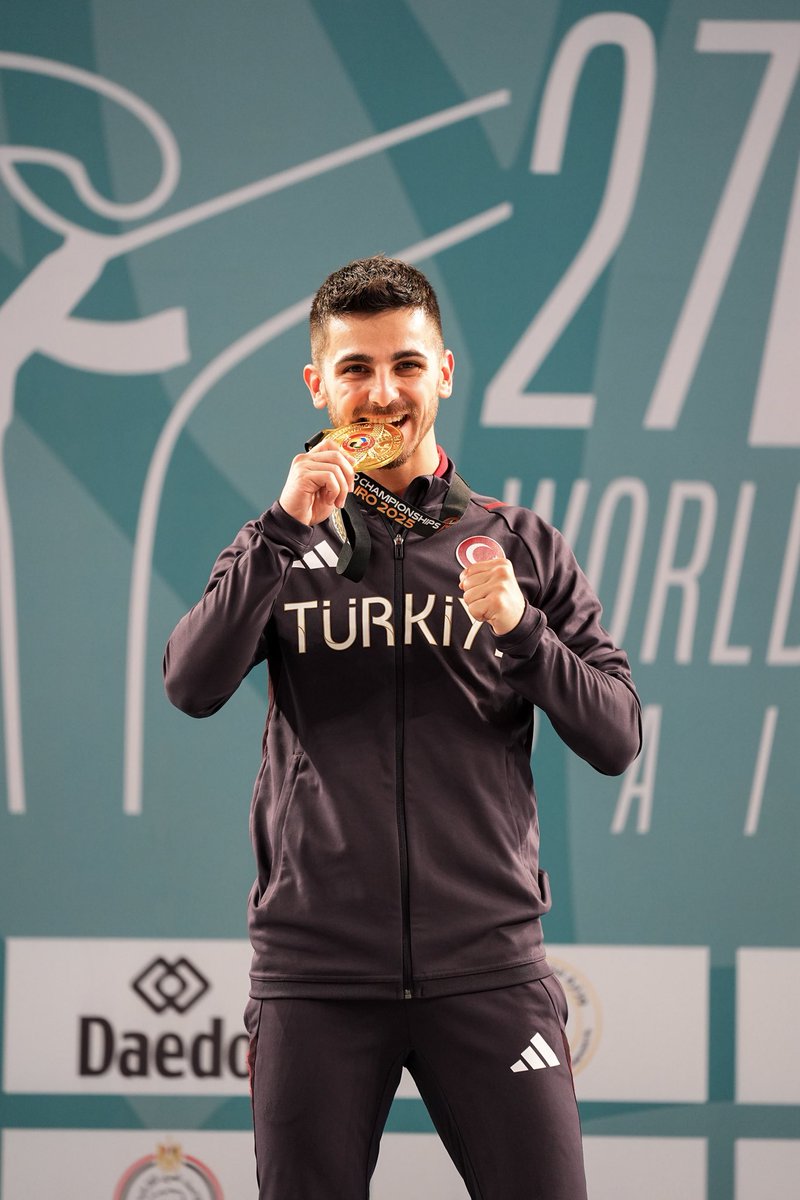 Eray Şamdan Dünya Şampiyonu! 🥇🇹🇷

Mısır’da düzenlenen Dünya Karate Şampiyonası'nda erkekler kumite 60 kiloda altın madalya kazanarak bayrağımızı göndere çektiren milli sporcumuz Eray Şamdan'ı tebrik ediyorum.👏🏻