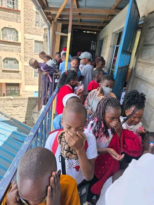 odinga_gideon's tweet image. Si mnaona Yule mtu alikuwa analilia kwa kanisa sai anapea watoto  wa Sunday school tergas mbele ya madhambao!