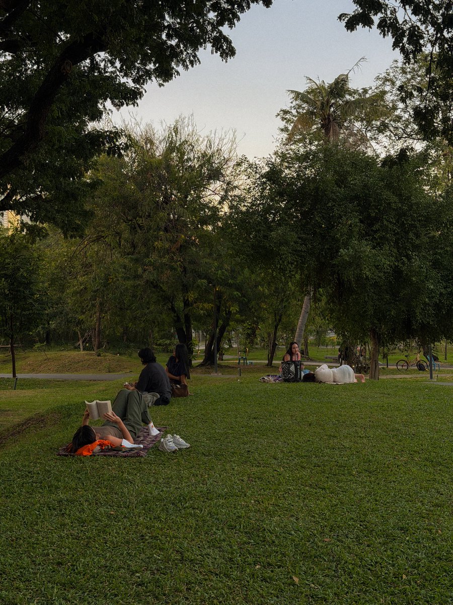 bjauntanywhere's tweet image. อยากให้กรุงเทพอากาศเย็นทั้งปี อยากเห็นคนออกมานั่งทำกิจกรรมตาม public space กันเยอะๆ อย่างวันนี้ที่สวนเบญจกิติไวป์โคตรดีเลยย แสงสวย อากาศเย็น คนเยอะ 🌳🌇📖🏃🏻