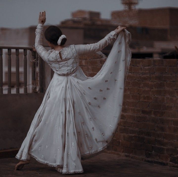 سچی وفا ہوتی اگر خونی رشتے دار میں
تو کبھی نہ بکتا یوسف مسر کے بازار میں