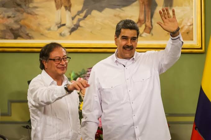 <a href="/petrogustavo/">Gustavo Petro</a> Definitivamente le entra el desespero cuando le pasa algo a Maduro y toda la dictadura. 

Los tienen acorralados. Sus amigos pronto estarán en una cárcel pagando todo lo malo que hicieron en Venezuela. 

El Presidente <a href="/petrogustavo/">Gustavo Petro</a> vive ARRODILLADO a un régimen ladrón.
