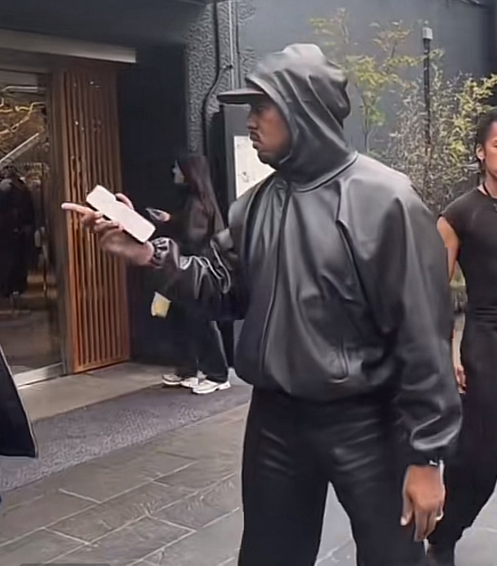 おれのvulturesＴシャツ気づいてくれた時のYe、まじでみんなからAI写真って言われるから証拠集めてます