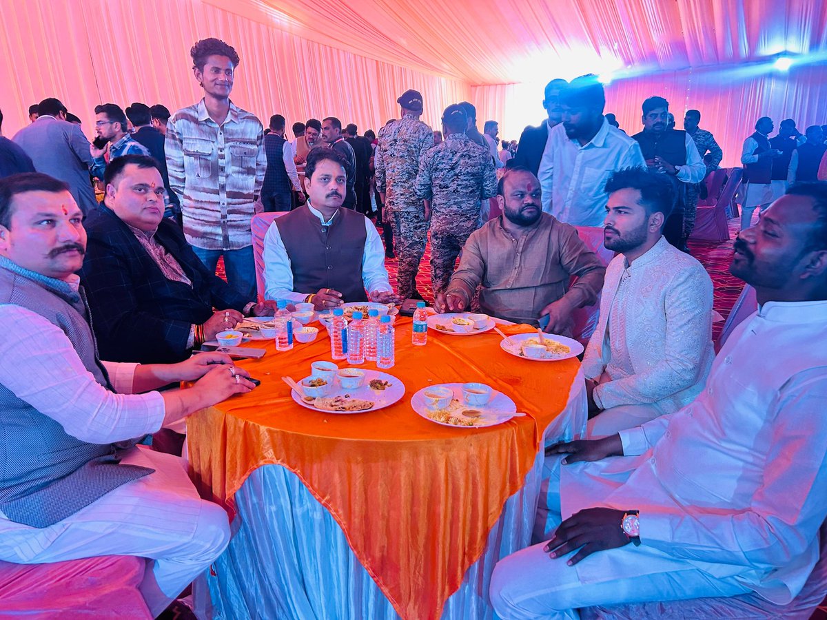 vaibhavpawarmp's tweet image. आज उज्जैन में आयोजित सामूहिक विवाह समारोह में सम्मिलित होकर माननीय मुख्यमंत्री डॉ. मोहन यादव जी एवं उनके समस्त परिवार को हार्दिक शुभकामनाएं प्रेषित कीं। 

यह अत्यंत प्रशंसनीय और प्रेरणादायक है कि मध्यप्रदेश के यशस्वी एवं जनसेवी मुख्यमंत्री डॉ. मोहन यादव जी ने अपने पुत्र डॉ.…