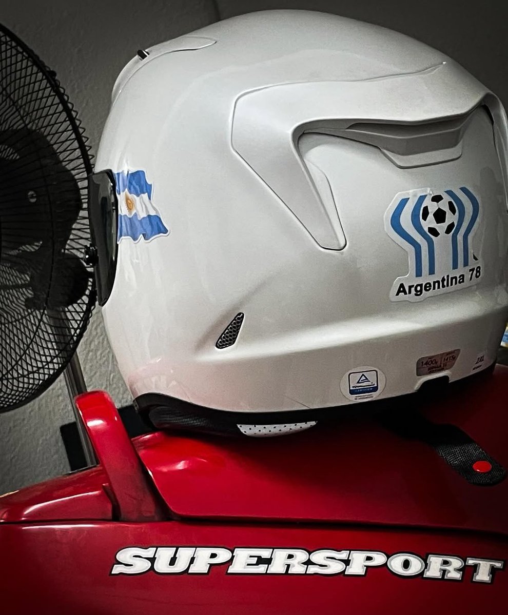 ScottSquirell's tweet image. Llevas un casco casi tan bonito como el mío 😉