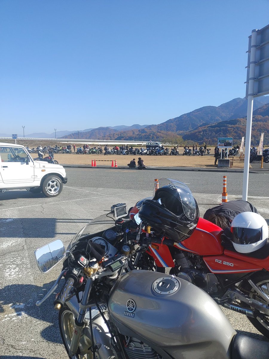 yoshio34115's tweet photo. 久しぶりに親子ツー
奥にはオートバイいっぱい
そー！
コーヒーブレイクミーティング中 https://t.co/j2BsrRiE0N