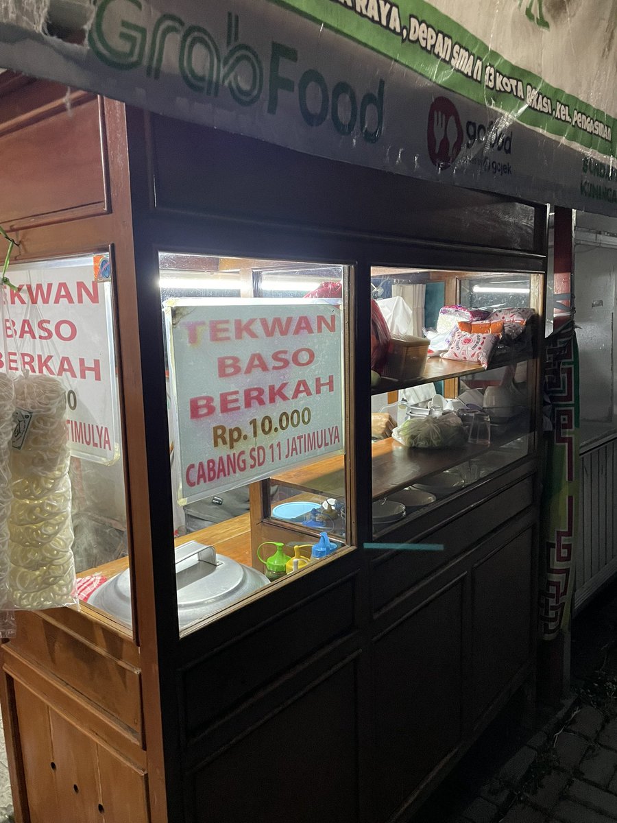 Hujan hujan enaknya makan bakso tekwan ini. Seger bangaaaat 

Lokasi : Depan SMA 13