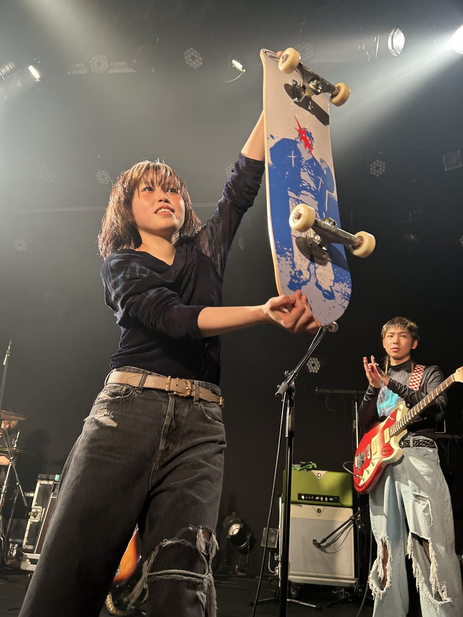 LemoN_SouriN's tweet photo. でかスケボー(指スケ比)を見せてくれる比喩根ちゃん🛹
指スケ上達しません🥲🥲
#chilldspot #midwaytour https://t.co/6ng3uCjQbT