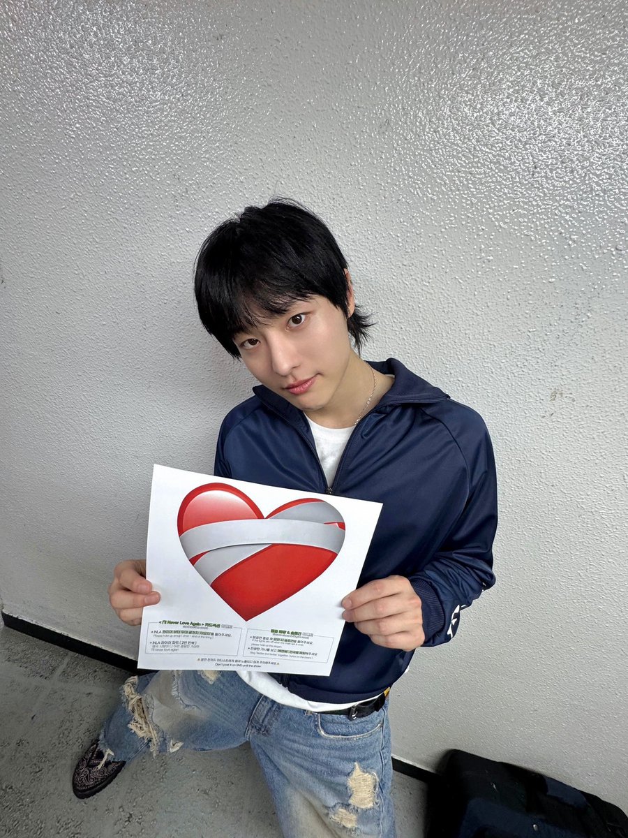 fanfanry's tweet image. จบคอนแล้วก็ถ่ายเฉลยโปรเจกต์เลย
555555555555555555555555555