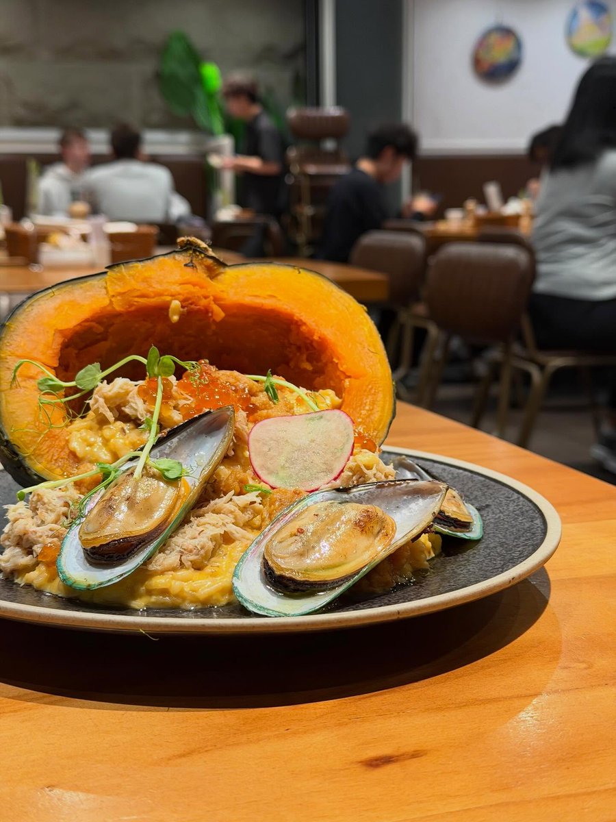 SkyPath__'s tweet image. この美味しいかぼちゃのリゾット、新鮮なムール貝と柔らかいチキンが香り豊かに広がります。一口ごとに温かさと満足感が感じられ、完璧なディナーの選択。🎃🍴