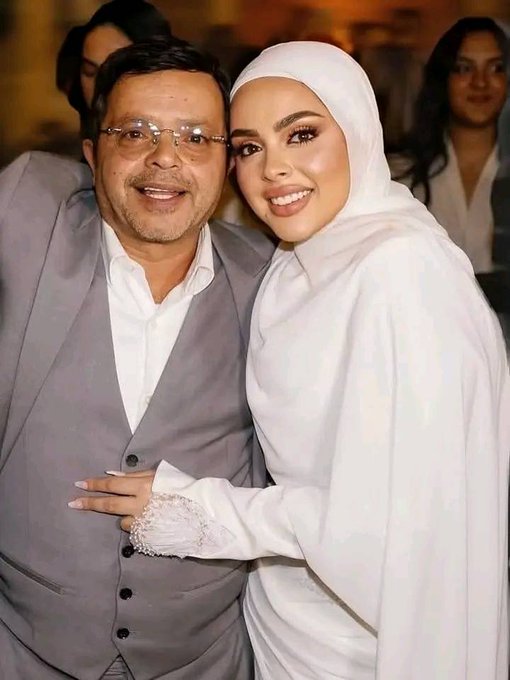 محمد هنيدي يحتفل بعقد قران ابنته فريدة في أجواء عائلية ولهذا السبب لم تتمالك دموعها. شاهدوا المزيد من الصور لعائلة محمد هنيدي خلال الحفل 