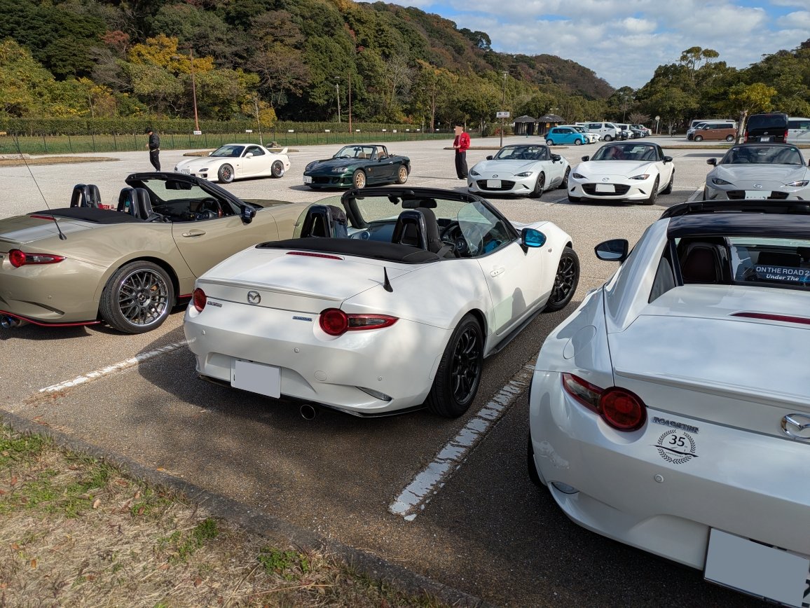 MUTORA0003's tweet photo. Ohakita Roadsterミーティングに参加。季節は進んではいますが、天気良くてオープン日和。FDの参加もあり約35台でした♪アフターのラーメンも旨し♪
#ロードスター 
#mazda 
#obhr 
＃白組
＃ohakita
＃roadster
＃kitakyushu
＃おはきた https://t.co/NsCwqtsik1