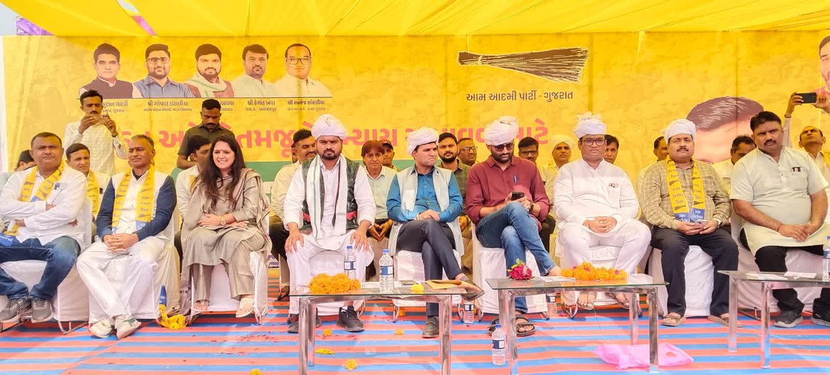 Chaitar_Vasava's tweet image. આજરોજ પાલનપુરના ચડોતર મુકામે આમ આદમી પાર્ટીની &quot;કિસાન મહાપંચાયત&quot; યોજાઈ જેમાં ખૂબ મોટી સંખ્યામાં ખેડૂતો ઉપસ્થિતિ રહ્યા સાથે સાથે અનેક લોકો આમ આદમી પાર્ટીમાં જોડાયા.
આ સભામાં આમ આદમી પાર્ટીના પ્રદેશ પ્રમુખશ્રી @isudan_gadhvi , પ્રદેશ સહપ્રભારી રાજેશભાઈ શર્મા, સાથી ધારાસભ્ય…