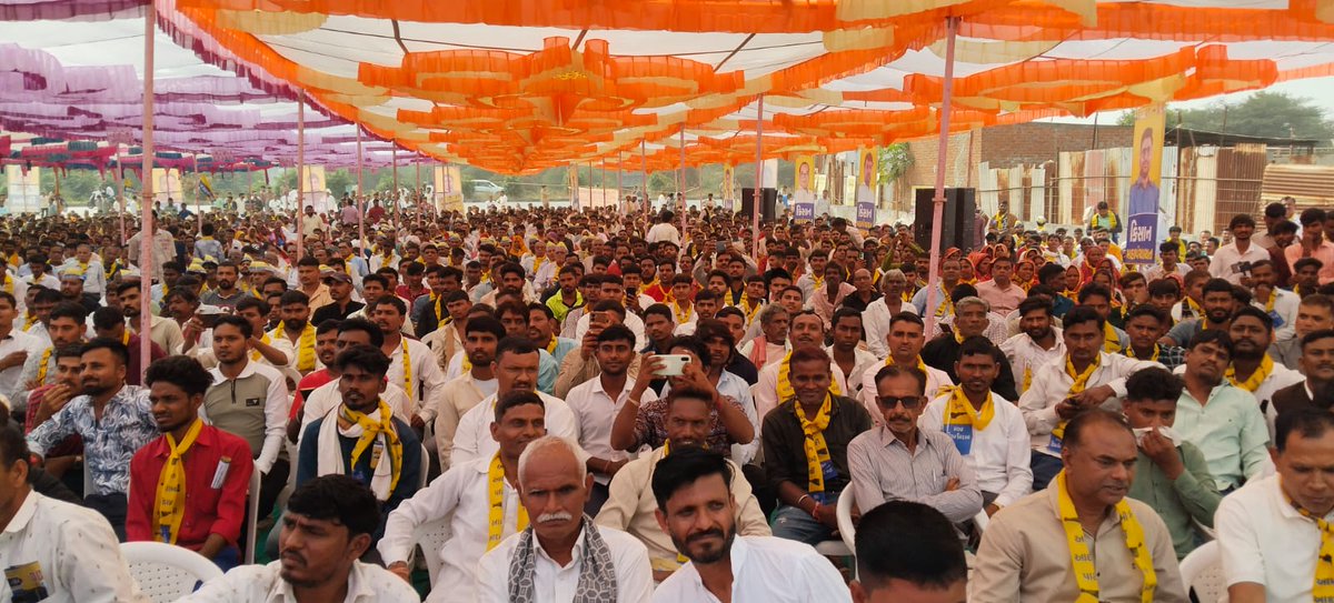 Chaitar_Vasava's tweet image. આજરોજ પાલનપુરના ચડોતર મુકામે આમ આદમી પાર્ટીની &quot;કિસાન મહાપંચાયત&quot; યોજાઈ જેમાં ખૂબ મોટી સંખ્યામાં ખેડૂતો ઉપસ્થિતિ રહ્યા સાથે સાથે અનેક લોકો આમ આદમી પાર્ટીમાં જોડાયા.
આ સભામાં આમ આદમી પાર્ટીના પ્રદેશ પ્રમુખશ્રી @isudan_gadhvi , પ્રદેશ સહપ્રભારી રાજેશભાઈ શર્મા, સાથી ધારાસભ્ય…