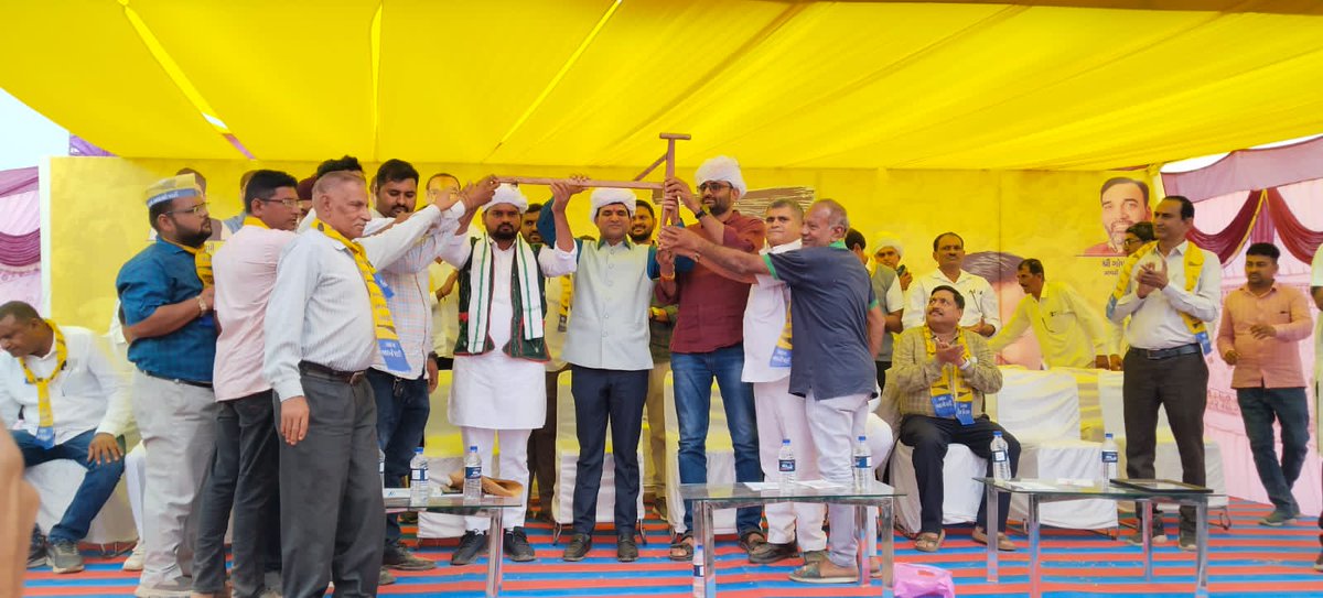 Chaitar_Vasava's tweet image. આજરોજ પાલનપુરના ચડોતર મુકામે આમ આદમી પાર્ટીની &quot;કિસાન મહાપંચાયત&quot; યોજાઈ જેમાં ખૂબ મોટી સંખ્યામાં ખેડૂતો ઉપસ્થિતિ રહ્યા સાથે સાથે અનેક લોકો આમ આદમી પાર્ટીમાં જોડાયા.
આ સભામાં આમ આદમી પાર્ટીના પ્રદેશ પ્રમુખશ્રી @isudan_gadhvi , પ્રદેશ સહપ્રભારી રાજેશભાઈ શર્મા, સાથી ધારાસભ્ય…