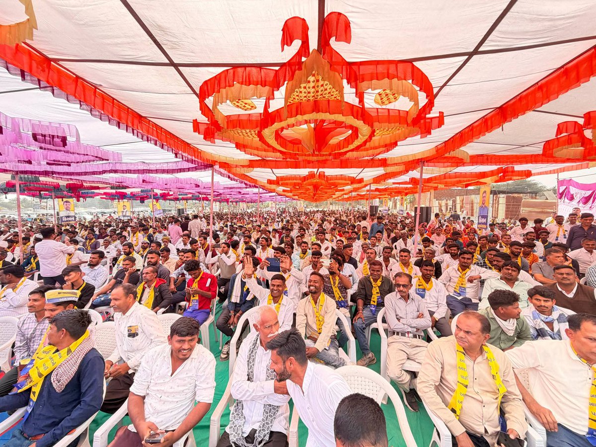 Chaitar_Vasava's tweet image. આજરોજ પાલનપુરના ચડોતર મુકામે આમ આદમી પાર્ટીની &quot;કિસાન મહાપંચાયત&quot; યોજાઈ જેમાં ખૂબ મોટી સંખ્યામાં ખેડૂતો ઉપસ્થિતિ રહ્યા સાથે સાથે અનેક લોકો આમ આદમી પાર્ટીમાં જોડાયા.
આ સભામાં આમ આદમી પાર્ટીના પ્રદેશ પ્રમુખશ્રી @isudan_gadhvi , પ્રદેશ સહપ્રભારી રાજેશભાઈ શર્મા, સાથી ધારાસભ્ય…